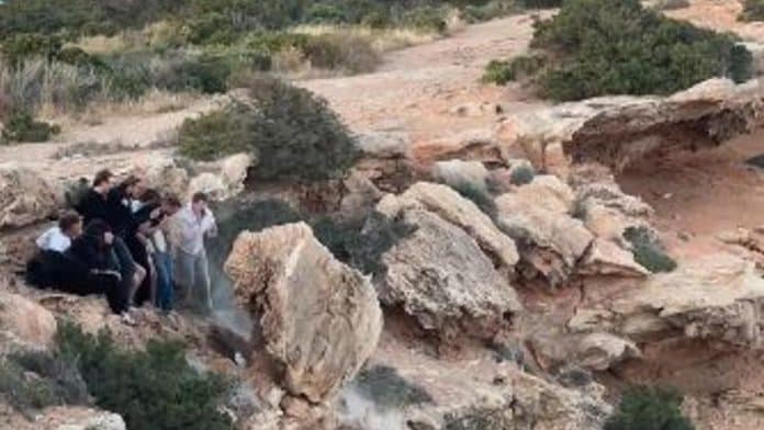 Guardia Civil warns: those who throw stones in Ibiza risk a huge fine