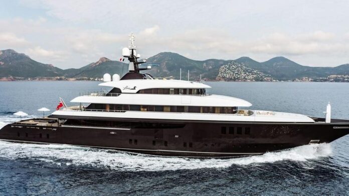 The superyacht ‘Loon’, which is rented for more than 500,000 euros per week and belongs to this American billionaire, docks in Ibiza