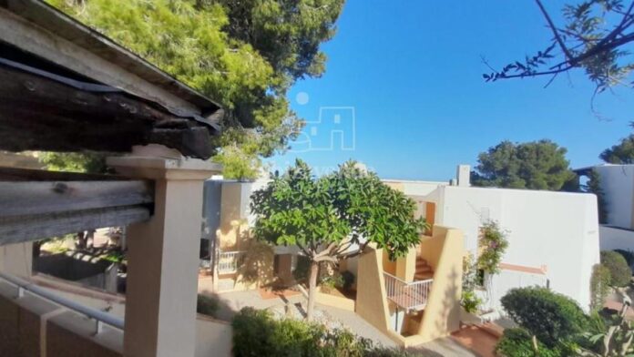 Opportunity in Ibiza: for sale an apartment in Cala Llenya