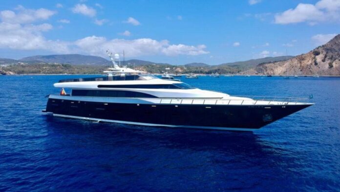 The ‘forgotten’ yacht ‘Fortuna’, which belonged to King Juan Carlos I and that nobody wants to buy for this reason, docks in Ibiza