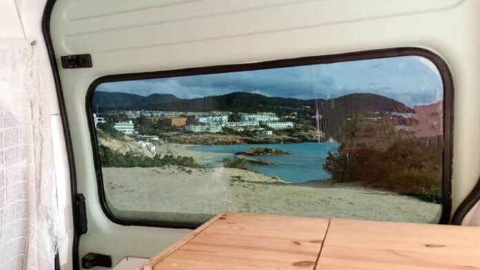 Airbnb offers a camper for “an unforgettable vacation” in Ibiza