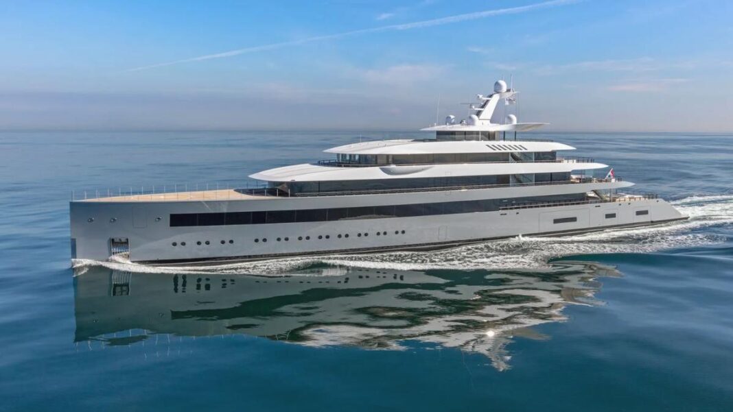 220 million superyacht arrives in Ibiza: its owner lived in destitution, was a bad student and ended up founding WhatsApp