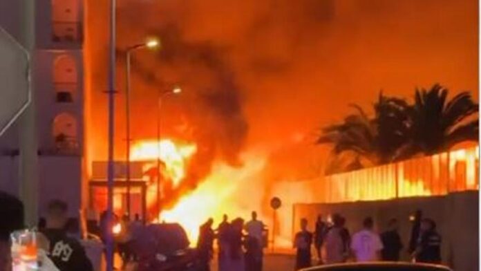 A large fire burns several premises in a leisure area in Ibiza