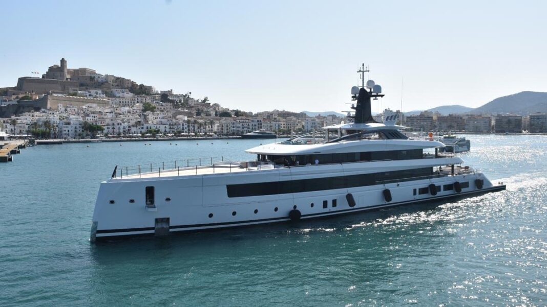 The superyacht ‘Haven’ sails in Ibiza: owned by a reserved multimillionaire who commissioned it to “enjoy unforgettable moments with his family”