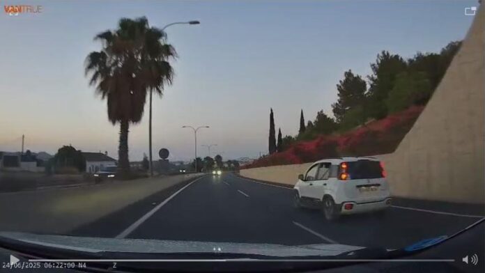 Video. A cab and two cars dodge an oncoming car on the Sant Antoni road