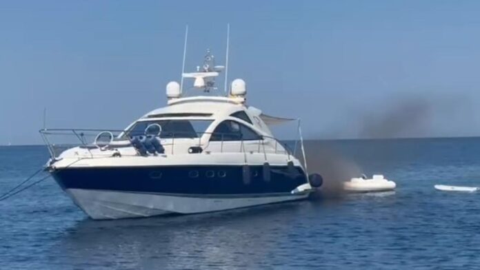 abff6119-9ff9-408a-a8a3-e07ecd45027a_16-9-discover-aspect-ratio_default_0.jpg Smoke in the area of s’Espalmador due to a breakdown in a motorboat