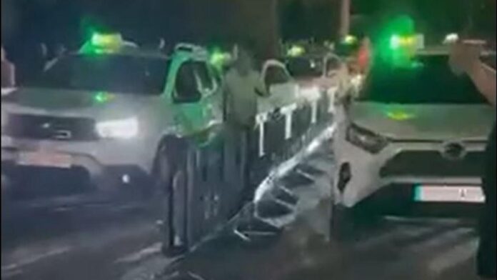 The Consell de Ibiza clarifies the controversy: the cab rank of [UNVRS] is not official and there is no loading preference