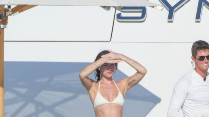 3817ee43-7057-4a10-a82d-c791a871c234_16-9-aspect-ratio_default_0.jpg Dakota Johnson retreats to Ibiza with her friend Kate Hudson after her breakup with Chris Martin