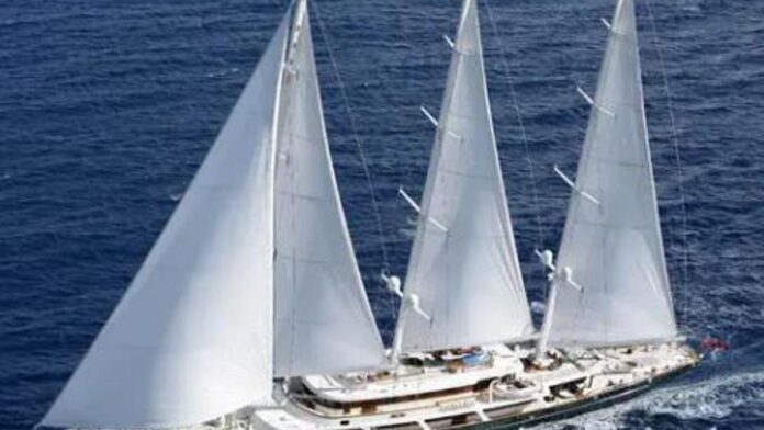 The yacht of the tycoon who hired Steve Jobs and fired him arrives to Ibiza