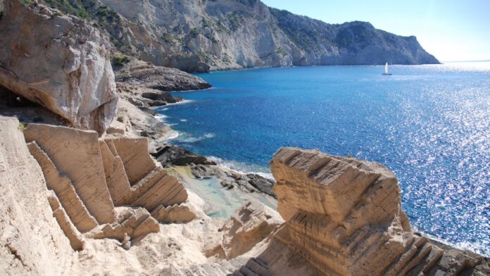 A quarry turned into a natural swimming pool in Ibiza: a difficult access route and cradle of mysticism