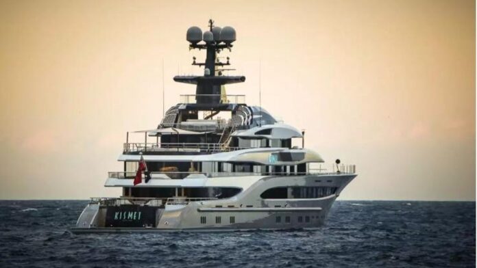 It costs 1.2 million a week and belongs to the former Google CEO: this is the yacht on which Magic Johnson spends his vacations in Ibiza