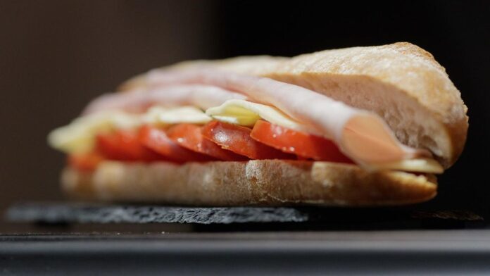 Spanish tradition: three must-stop places to buy snacks to take to the beach in Ibiza