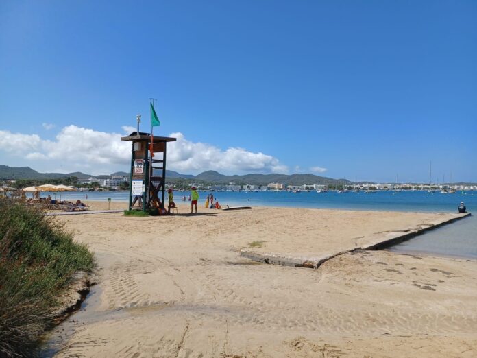 Sant Antoni again allows unrestricted bathing at its two beaches affected by spills