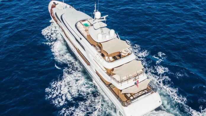 The Wellesley yacht is in Ibiza: luxury for 250,000 euros a week and eco-friendly golf with edible fish balls