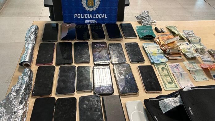 A gang dedicated to the theft of high-end cell phones dismantled in Ibiza