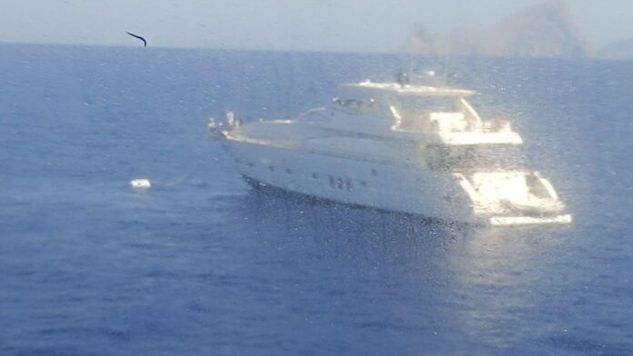 Seven crew members of a private boat evacuated due to a fire on board off es Vedrà