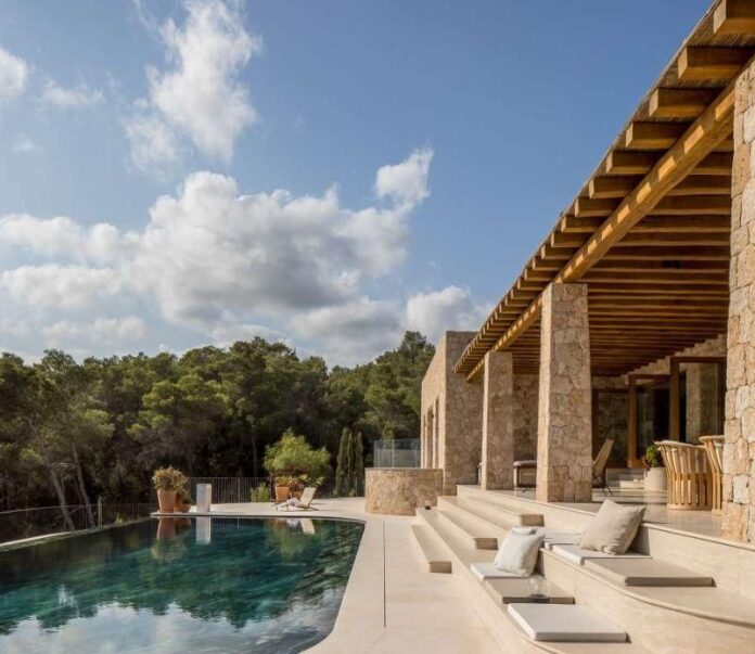9ff9bcad-b936-4f31-81da-85d0fc2dce10_source-aspect-ratio_default_0_x383y275.jpg do you know which is the most exclusive property in Santa Eulària?