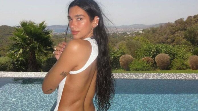 ceafbab9-0ac8-4f26-b75c-c171ecc18f85_16-9-aspect-ratio_default_0.jpg Dua Lipa, pre-birthday with caviar and oysters in Ibiza