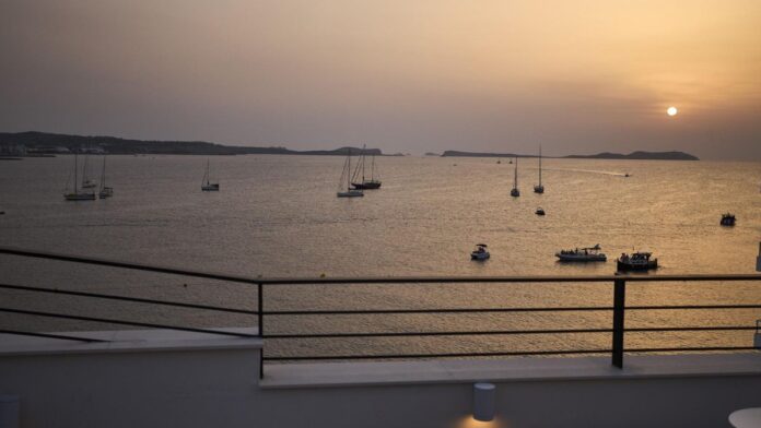 A rooftop overlooking Ibiza’s sunset: this was the opening of Vibra Yamm