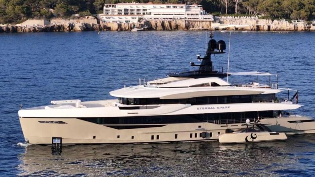 It has five bars and can hold parties for 100 people: this is the yacht that sails between Ibiza and Formentera