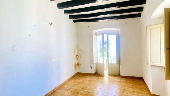 Opportunity in Ibiza: two-bedroom apartment in a historic building in the Marina