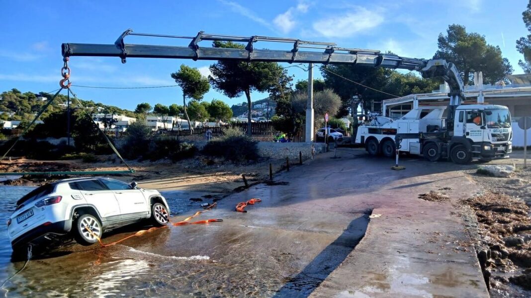 A car falls into the sea in Ibiza while attempting to tow a jet ski