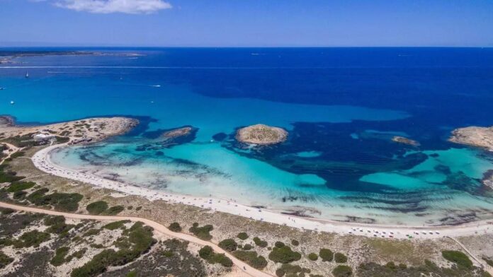 27f8efcf-9a6d-45c8-b47e-32e9620f3b18_16-9-discover-aspect-ratio_default_0.jpg Illetes beach in Formentera is the third with the bluest waters in Spain, according to a study