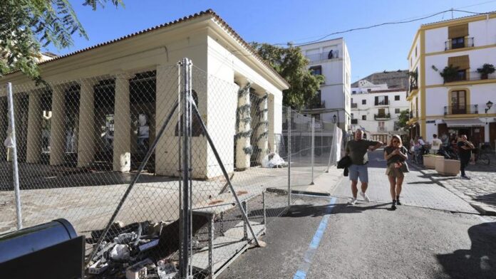 The stoppage of the works of the Mercat Vell of Ibiza despairs the merchants