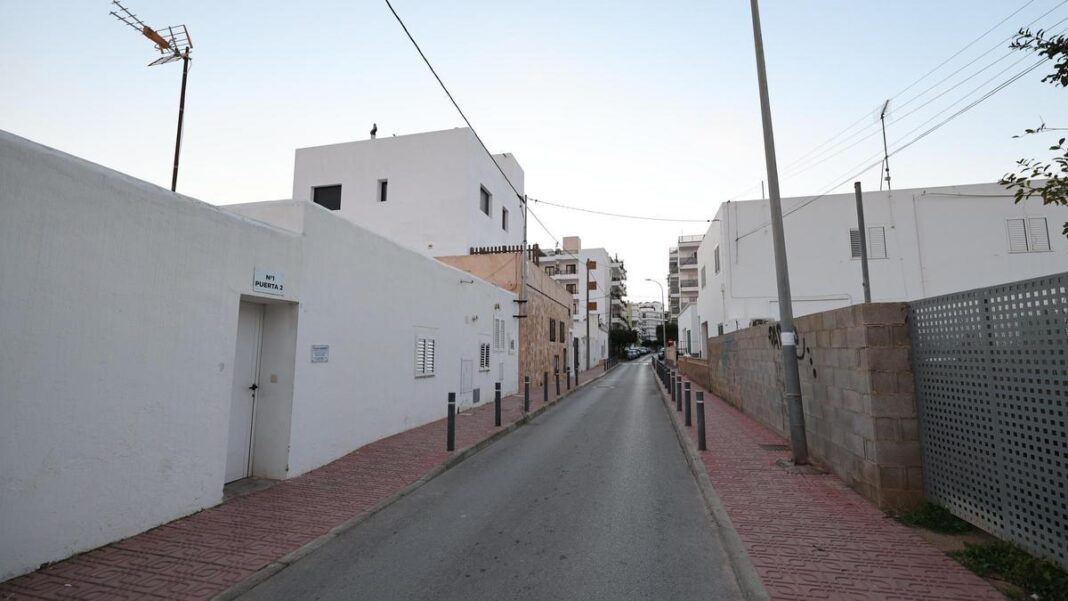 Balaclava masks and handcuffs to handcuff the victim: this is how the violent robbery in Sant Antoni took place