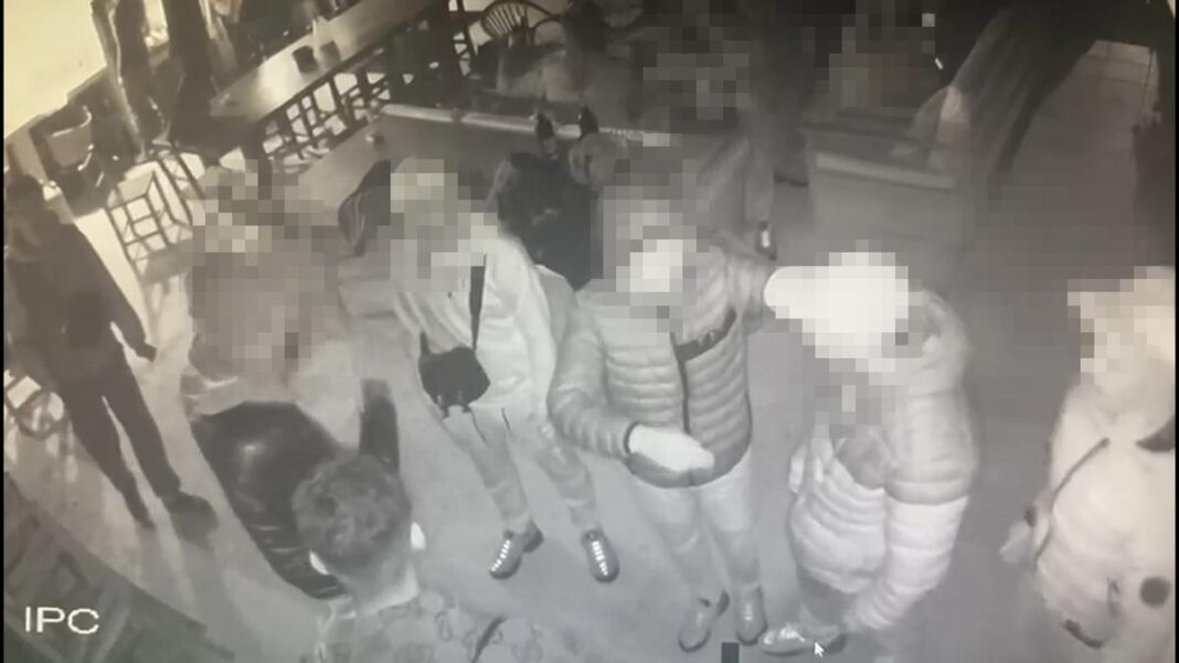 selfies, laughter and shrimp on the terrace of a house in Formentera assaulted by a dozen youths