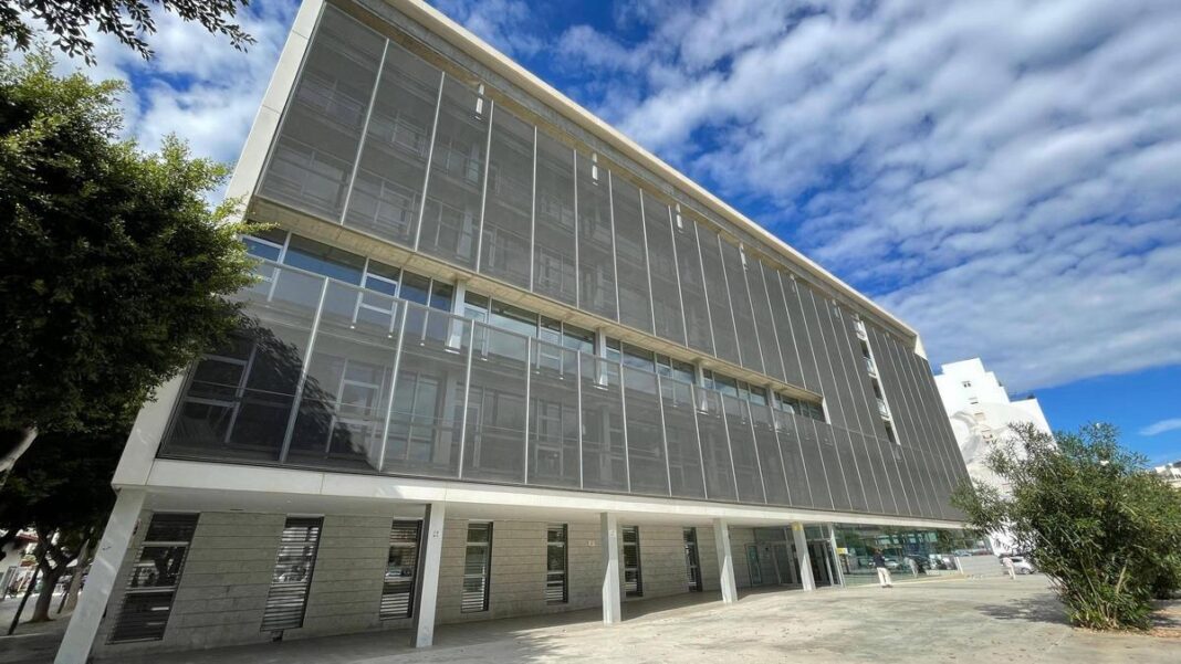 Sends an acquaintance to pick up a package full of drugs in Ibiza