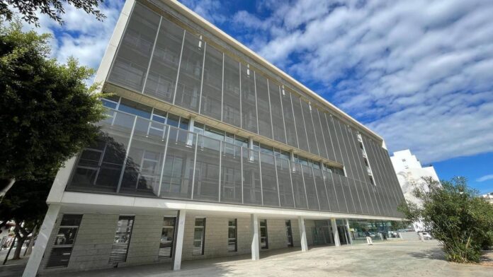 Sends an acquaintance to pick up a package full of drugs in Ibiza