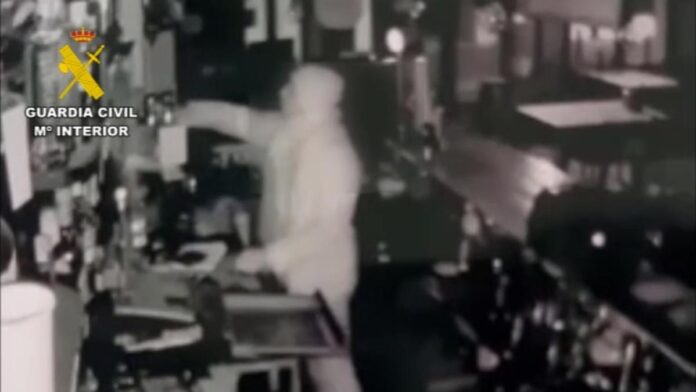 Three people involved in nighttime robberies in establishments in Sant Antoni arrested