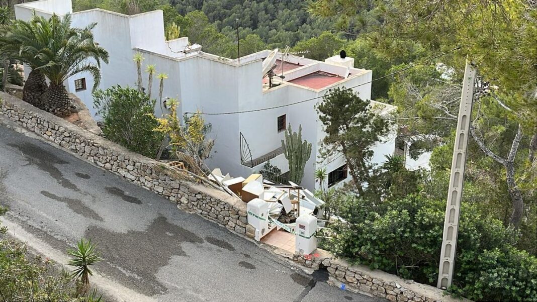 Two injured, at least one of them seriously, when a house collapsed in Santa Eulària