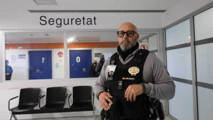 d0a1b0d0-cc76-44dd-80e6-89686e8da9a8_16-9-discover-aspect-ratio_default_0.jpg José Carlos Granda Martínez, security at the hospital in Ibiza who restrained a man carrying a ham knife: “He said he was coming to take someone in front of him”