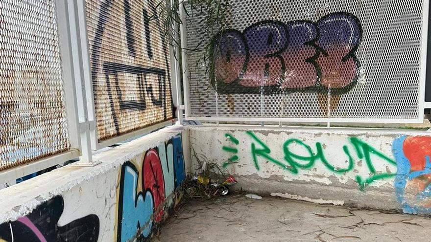 Danger denounced in a playground in Ibiza: rusty swings, trash and graffiti in Cala de Bou