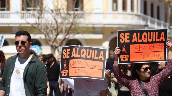 7b21ffce-19ed-4c6f-859c-21e664a0fed6_16-9-discover-aspect-ratio_default_0_x609y270.jpg 30% of residents are considering leaving Ibiza due to lack of access to decent housing