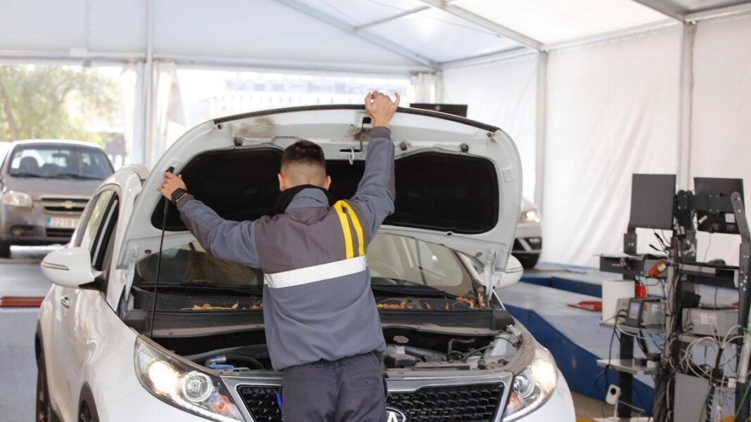 A respite to mitigate delays in Ibiza’s ITV: three companies are interested in installing the two mobile units