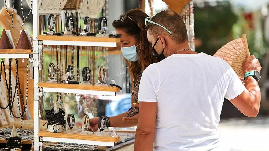 File image of one of the stalls at the Sant Joan street market. | TONI ESCOBAR