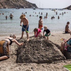 Cala Llonga: the ideal spot to relax and enjoy Ibiza with the family