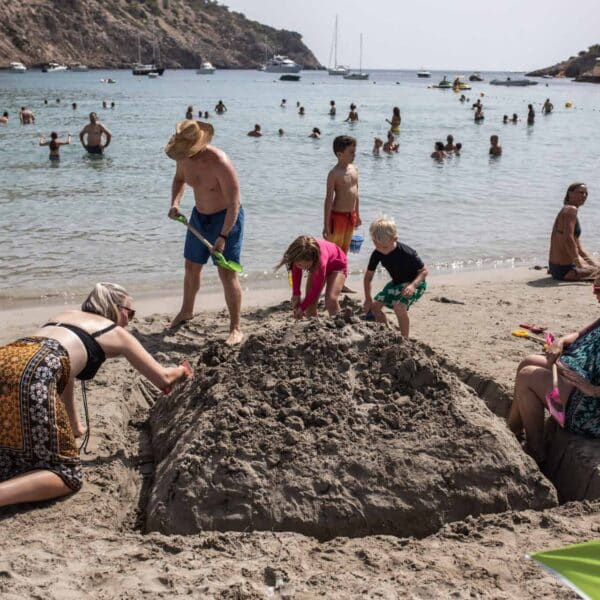Cala Llonga: the ideal spot to relax and enjoy Ibiza with the family