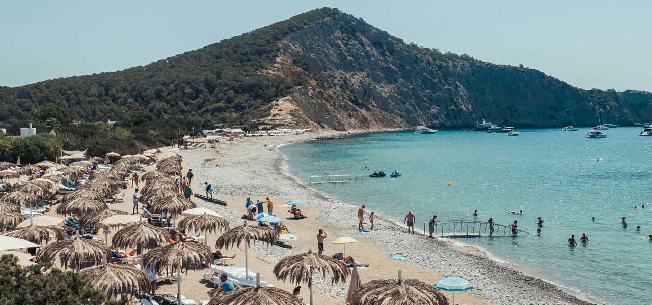 A restaurant immersed in the magic of Cala Jondal.