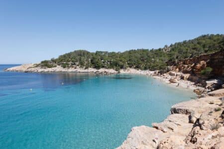 Ibiza youth association calls for ‘Xindriada Popular’ against overtourism at Cala Saladeta: “Everywhere you look, it’s tourists”