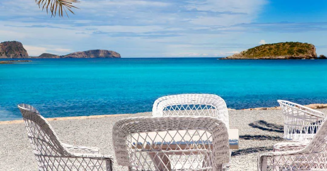 Along the beach promenade and in the village itself are bars and restaurants.