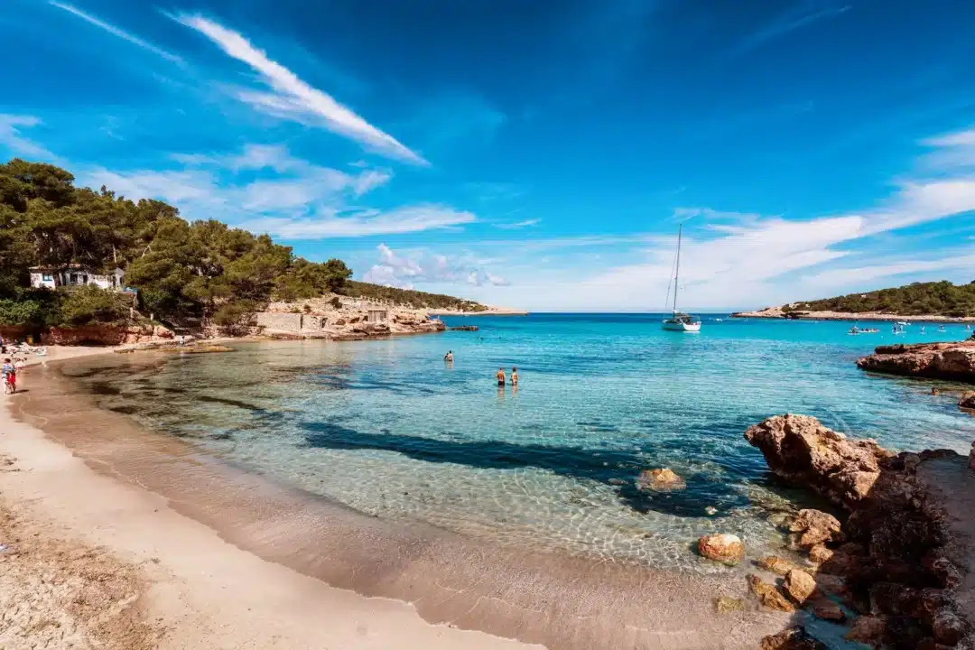 La Boca Junta is located on the beach of s'Arenal Petit, in Portinatx.