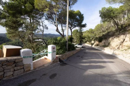 Nearly an hour and a half trapped under the rubble in Ibiza: the arduous work of firefighters to free the injured worker after the collapse of a house