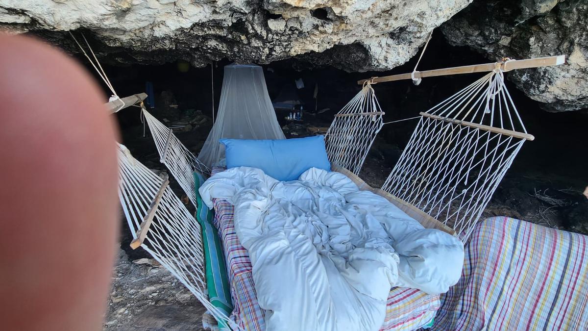 Una hamaca instalada en la cueva