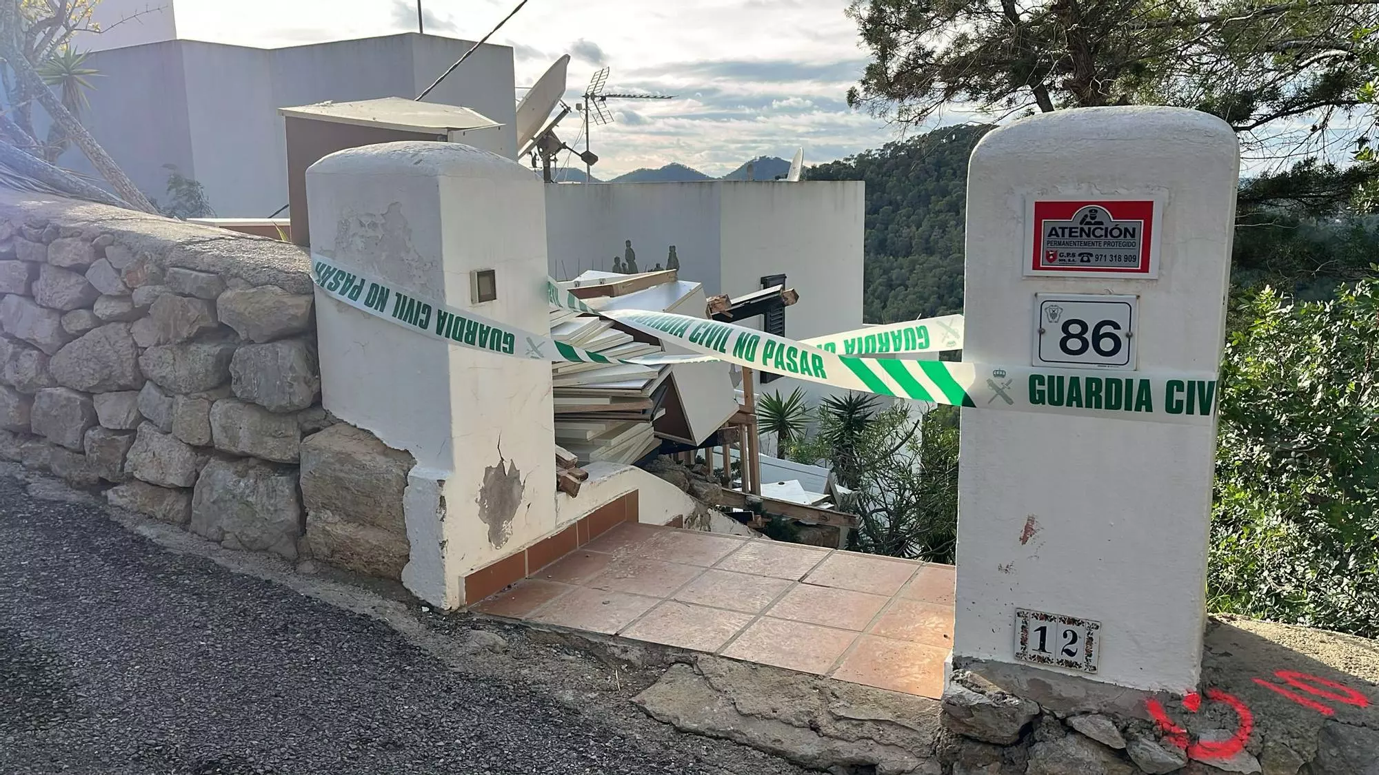 At least two workers were injured on Thursday after the roof of a house under construction collapsed in the Valverde urbanisation in Santa Eulària.