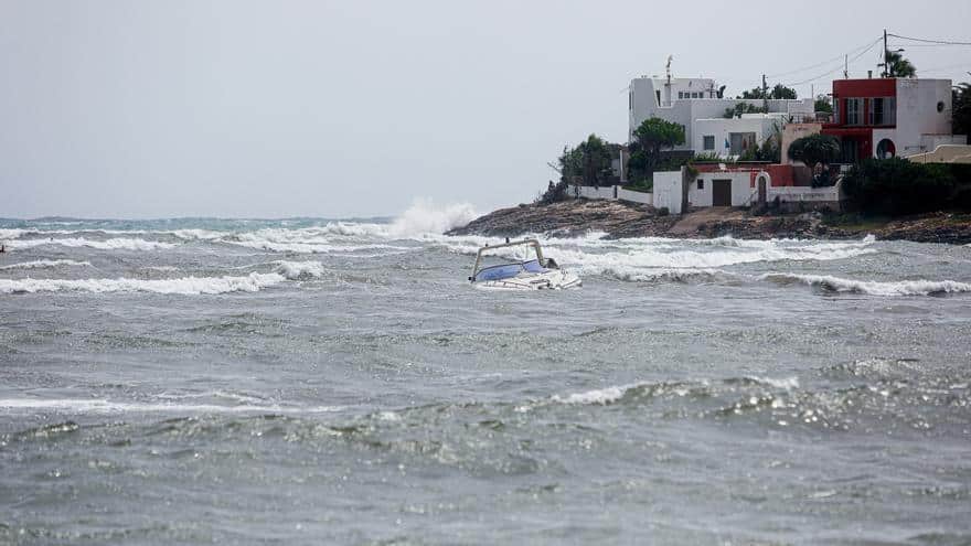 Boats stranded and beaches flooded by the storm in Ibiza