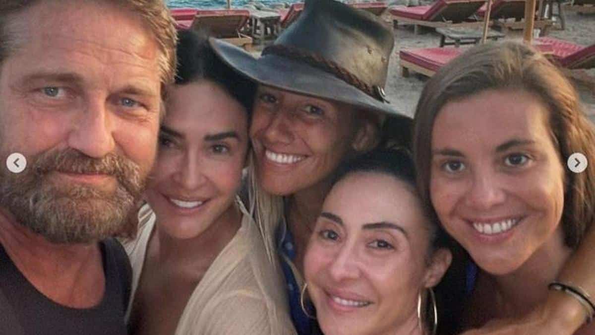 Gerard Butler, King Leonidas in ‘300’, a tourist with fans in Ibiza